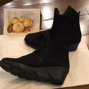 Arches suede boots super comfy wedge heel.